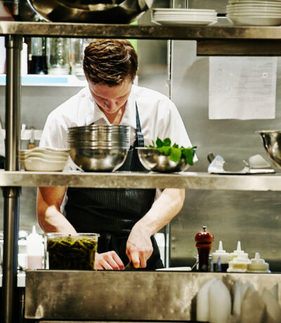 sous-chef qui prépare un plat