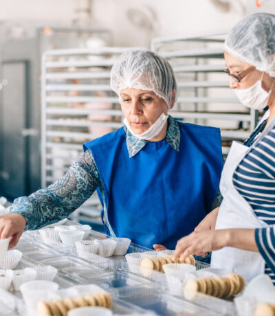 deux femmes qui travaillent dans une cuisine