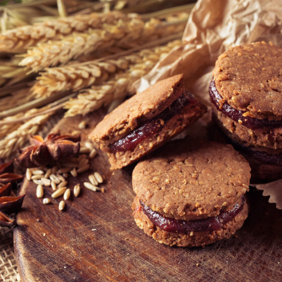 biscuits gourmands à base de blé et garnis de confiture