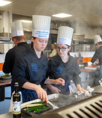 Etudiantes en formation restauration, cuisinant des produits bio